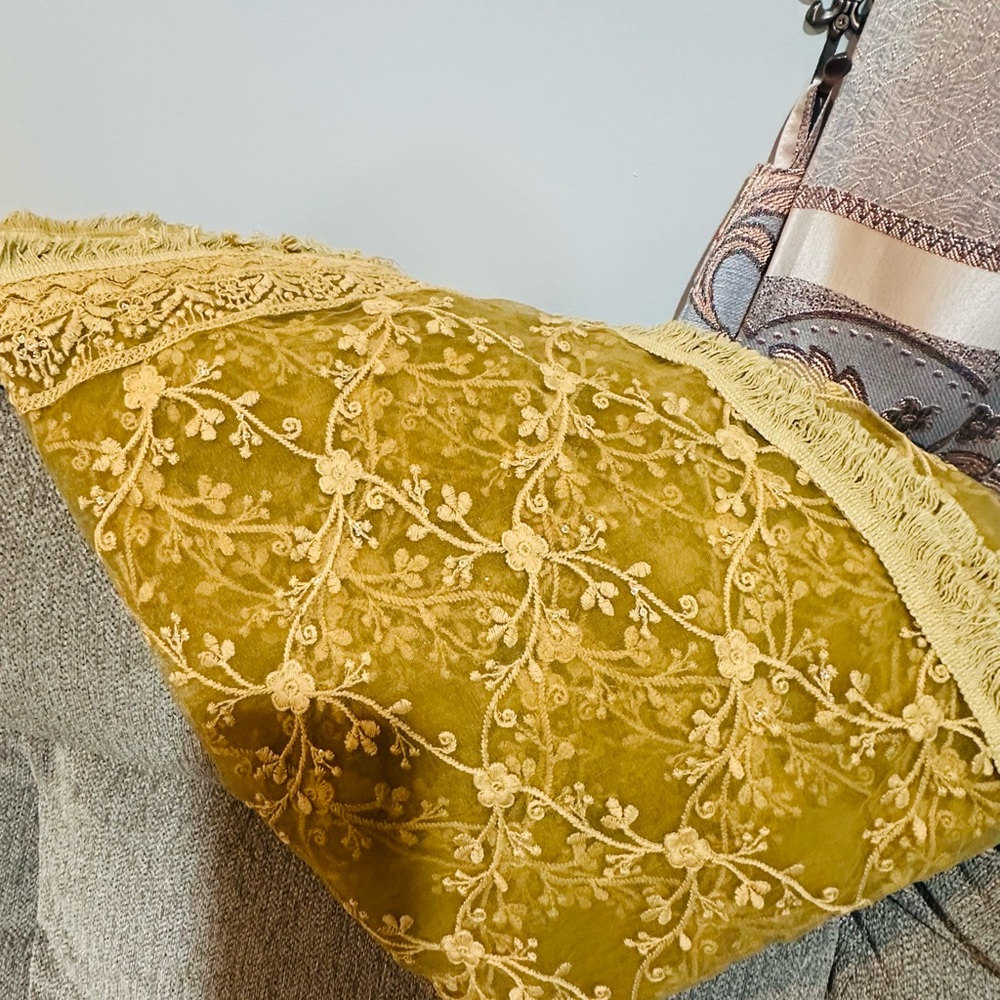 Elegant Gold Lace Indian Pakistani dupatta - Picture 6 of 7